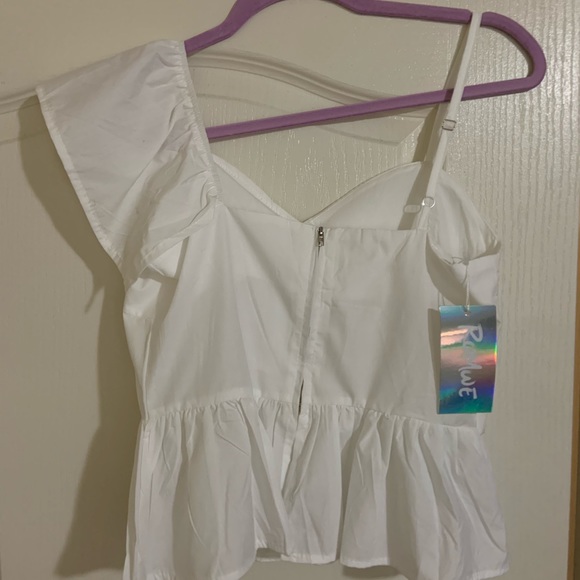 Small white asymmetrical off the shoulder white top - Picture 9 of 10